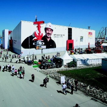 Peri at Bauma 2013: The larger-than-life image of a worker gave the facade a "consciously human face". (Photo: Fey)