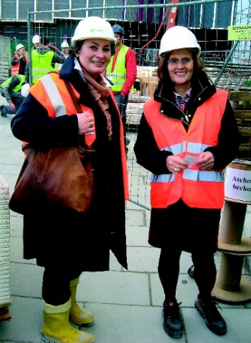 Building site tour: Claudia Delius-Fisher (r.) and Claudia Lehning-Berge of Messe Frankfurt at Kap Europa. (Photo: TFI)