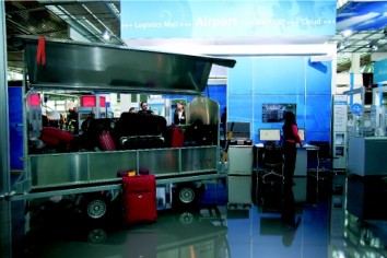 CeBIT: Ein Gepäckwagen machte das Thema „IT und Logistik am Flughafen” dreidimensional erfassbar. (Photo: Fraunhofer)