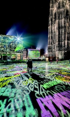 Während der Messen imm cologne und LivingKitchen wurde in Köln an die Lichtinstallation "Time Drifts Cologne" angeknüpft. (Photo: Philipp Geist / VG Bildkunst 2016)