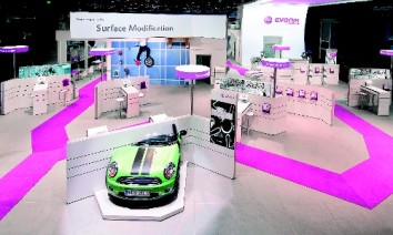 Evonik: Regardless of location or size, the stand features the uniform corporate design reflected by each product line except the Plexiglas brand. (Photo: Unicblue)