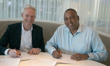 UFI-Präsident Andreas Gruchow und Craig Newman, Chef des Johannesburg Expo Centre, unterschreiben die Kongressvereinbarung. (Photo: UFI)
