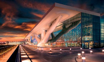 Qatar National Convention Centre: Die 250 Meter lange gläserne Außenfassade verzieren zwei Sidra-Baumstrukturen. (Photo: QNCC)