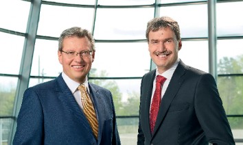Roland Fleck (l.) and Peter Ottmann want to invest up to five million euros a year in digitisation and IT in Nuremberg. (Photo: NürnbergMesse / Jan Scheutzow)
