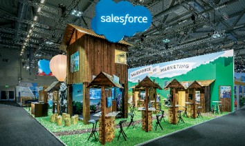 Alpines Hüttendorf: Der Stand von Salesforce wurde zum Hingucker unter den bisweilen sachlichen Auftritten der dmexco. (Photo: Atelier Damböck)