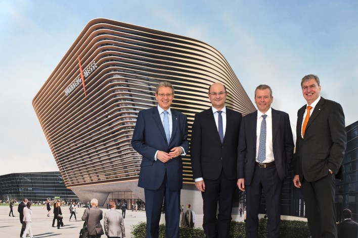 Der Aufsichtsrat der NürnbergMesse um Albert Füracker (2.v.l.) und Ulrich Maly (2.v.r.) unterstützt den Vorschlag von Roland Fleck (links) und Peter Ottmann (rechts), das neue NCC Süd zu bauen.
