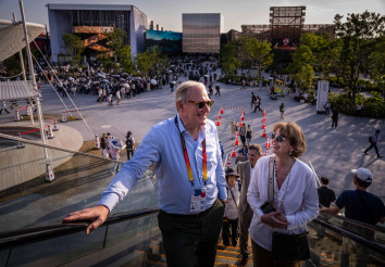 Henriette Reker und Gerald Böse auf dem Ring in Osaka (Foto: Koelnmesse/Jakob Studnar).