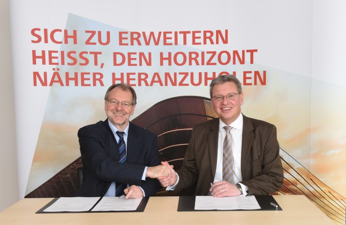 Besiegeln Partnerschaft in China: Generalsekretär der Hanns-Seidel-Stiftung, Dr. Peter Witterauf (l.), und Messegeschäftsführer Dr. Roland Fleck. 