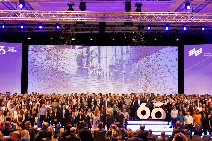 60 Jahre Messe München: Abschlussfoto mit den Mitarbeitern und Mitarbeiterinnen der Messe München bei der Jubiläumsmatinee im ICM (Foto: Messe München).
