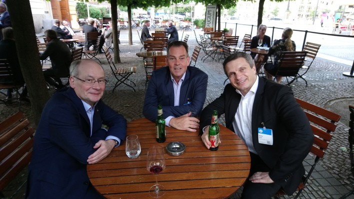 Kommunikationsexperten im Austausch (v.l.): Harald Kötter (AUMA), Karsten Broockmann (Hamburg Messe) und Markus Quint (Messe Frankfurt).
