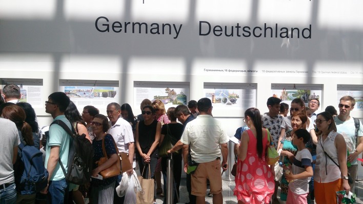 Geduldig warten die Besucher auf den Einlass in den Deutschen Pavillon.