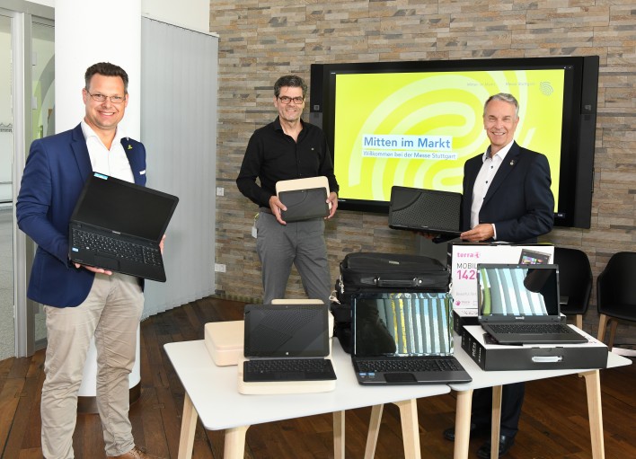 Die beiden Geschäftsführer der Messe Stuttgart, Roland Bleinroth und Stefan Lohnert, überreichen die Computer an Dr. Carl-Gustav Kalbfell, Bürgermeister Leinfelden-Echterdingen (v.r.).