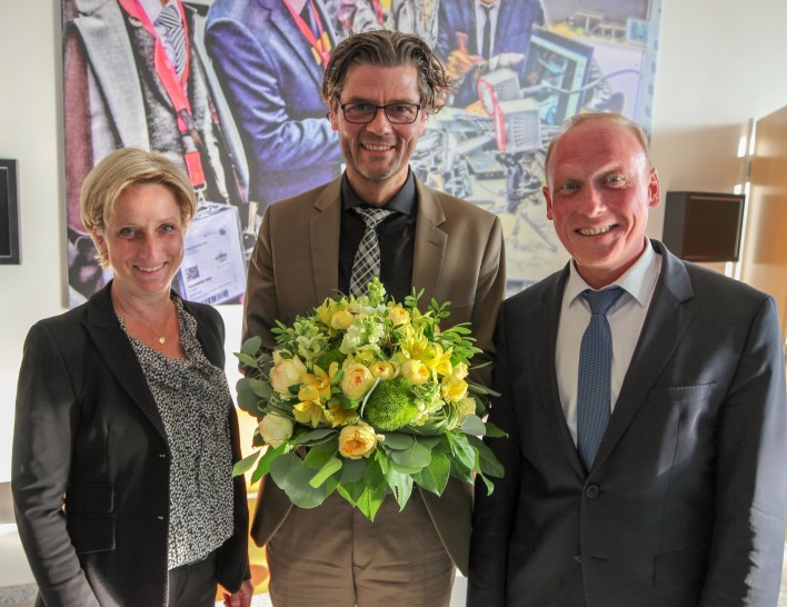 Zu den ersten Gratulanten gehörten Nicole Hoffmeister-Kraut (Ministerin für Wirtschaft, Arbeit und Wohnungsbau des Landes Baden-Württemberg) und Stuttgarts Finanzbürgermeister Thomas Fuhrmann (r.).