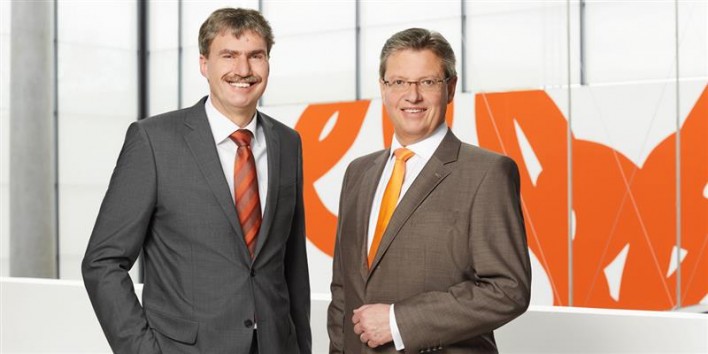 Das Geschäftsführer-Duo, Peter Ottmann (links) und Dr. Roland Fleck (rechts), wurde für weitere fünf Jahre vom Aufsichtsrat bestätigt. 